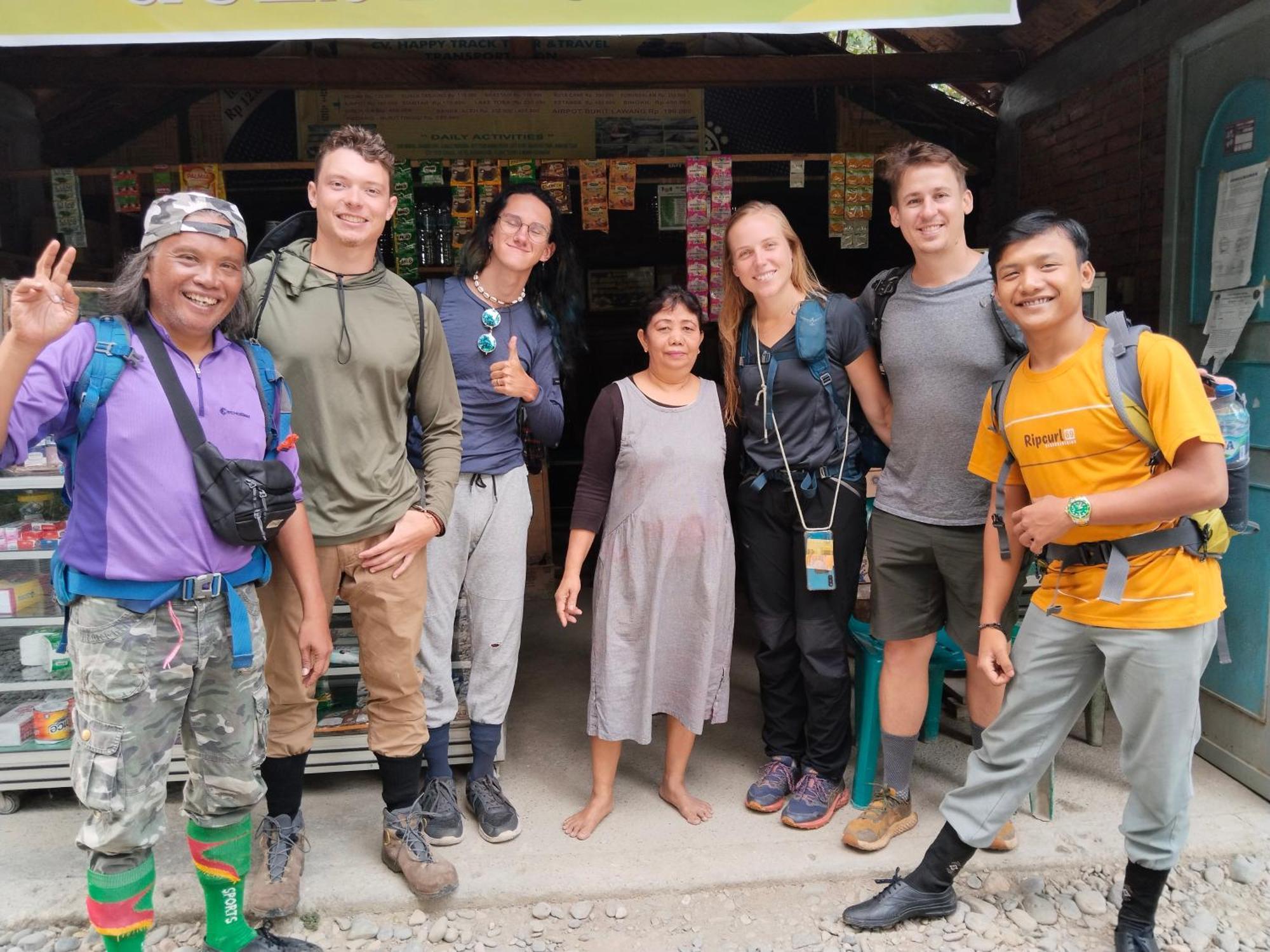 Jhony'S Backpacker-Guest House Only Stay Here Book Treking With Us Bukit Lawang Exteriör bild