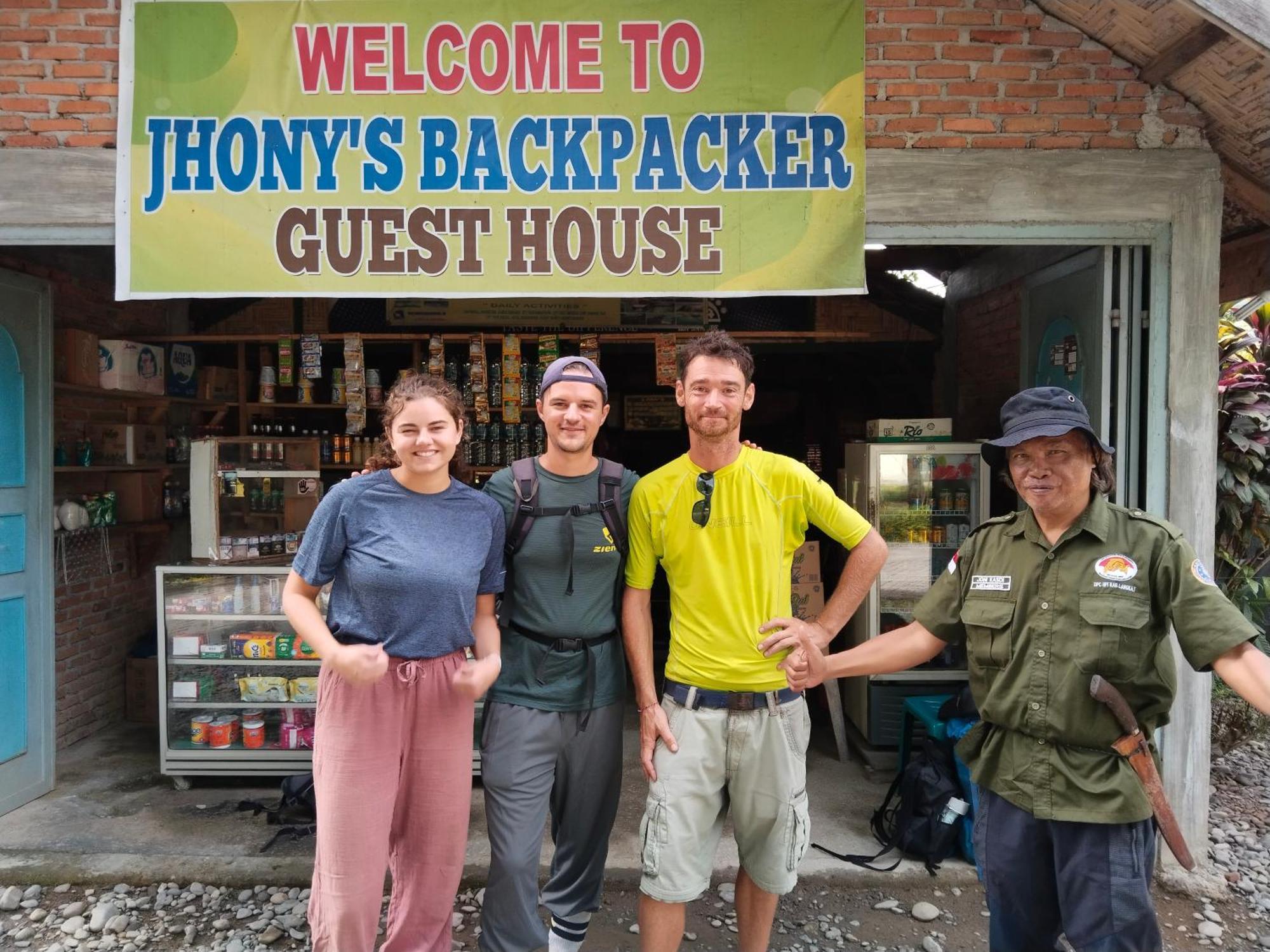 Jhony'S Backpacker-Guest House Only Stay Here Book Treking With Us Bukit Lawang Exteriör bild